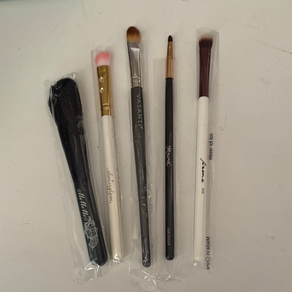 Other - Vasanti and Sigma Makeup Brush Set - Black, White, and Gold